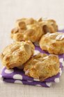 Cookies aux amandes sur serviette violette — Photo de stock