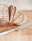 Cortando um pão de pão — Fotografia de Stock