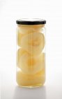 Primo piano vista delle metà pera conservate in un vaso — Foto stock