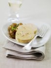 Foie gras con pasas guisadas - foto de stock