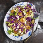 Peixe e batatas fritas com salada de flores — Fotografia de Stock