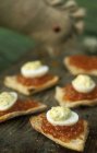 Crostini rematado con caviar de salmón - foto de stock