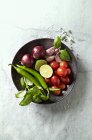 Legumes, manjericão e limão de um prato vegetal em uma chapa — Fotografia de Stock