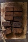 Brownies de trigo integral recién horneados - foto de stock