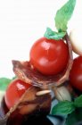 Snack de tomate con tocino - foto de stock