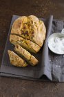 Частично нарезанный оливковый хлеб — стоковое фото