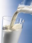 Ein Glas Milch gießen — Stockfoto