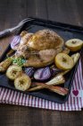 Pollo asado con manzanas - foto de stock