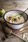 Porridge à la purée de pommes, amandes et miel — Photo de stock