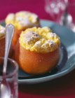 Primo piano vista di souffles arancioni sul piatto — Foto stock