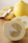 Citrons entiers et coupés en deux — Photo de stock