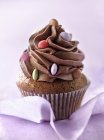Schokolade und Smarties Cupcake — Stockfoto