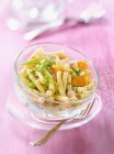 Pastas de macarrones con verduras de primavera - foto de stock