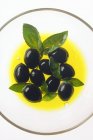 Schwarze Oliven in Öl — Stockfoto