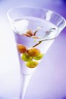 Violet cocktails  in glasses — Stock Photo