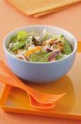Salada de cenoura e mesclun — Fotografia de Stock