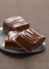 Шоколадні цукерки на тарілці — стокове фото