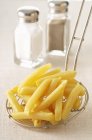 Patatine fritte su schiumatoio — Foto stock