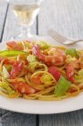 Linguine Pasta mit Garnelen — Stockfoto