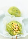 Camarones cocidos en hojas de col - foto de stock