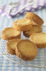 Primo piano vista dei cookie Palets Bretons sul rack di raffreddamento — Foto stock