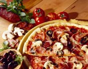 Pizza Regina con chorizo - foto de stock