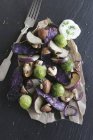 Смажені зимові овочі з кріп-йогуртом на чорній дерев'яній поверхні з виделкою — стокове фото