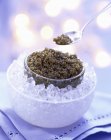 Caviar beluga sobre hielo en tazón - foto de stock