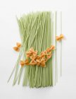 Макарони зі смаком цукіні неварені спагетті — стокове фото