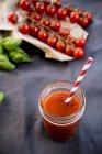 Succo di pomodoro in vetro — Foto stock