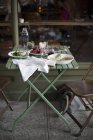 Uma mesa em frente ao restaurante com vários aperitivos — Fotografia de Stock