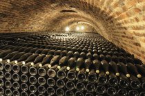 Fileiras de garrafas de vinho — Fotografia de Stock