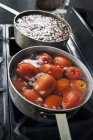 Cocinar tomates y frijoles - foto de stock