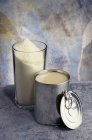Концентроване і порошкове молоко — стокове фото