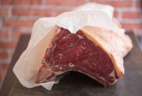 Frisches Rindfleisch auf Papier — Stockfoto