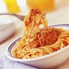 Spaghetti pasta boloñesa con carne picada - foto de stock