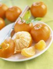 Mandarinen auf Teller und Tisch — Stockfoto