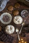 Chocolat végétalien et mousse de noix de coco — Photo de stock