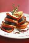 Pudim preto quente com fatias de maçã — Fotografia de Stock