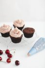 Cupcake al cioccolato con ciliegia — Foto stock