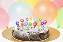 Pastel de cumpleaños de chocolate - foto de stock