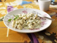 Nudeln mit Gnocchi in Blauschimmelkäse-Sauce — Stockfoto