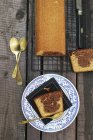Мармуровий торт зі скибочкою — стокове фото
