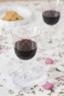 Closeup view of blueberry liquor in glasses — Stock Photo