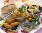 Arreglo de platos asiáticos en la mesa - foto de stock