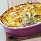 Kartoffelstück in lila Schale — Stockfoto