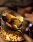 Schiacciare le patate dolci in una piccola casseruola — Foto stock