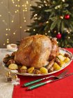 Vue rapprochée de la dinde avec pommes de terre et jambon sur la table de Noël — Photo de stock