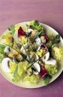 Салат с петухами и грибами — стоковое фото
