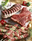 Trozos de carne cruda y brochetas - foto de stock